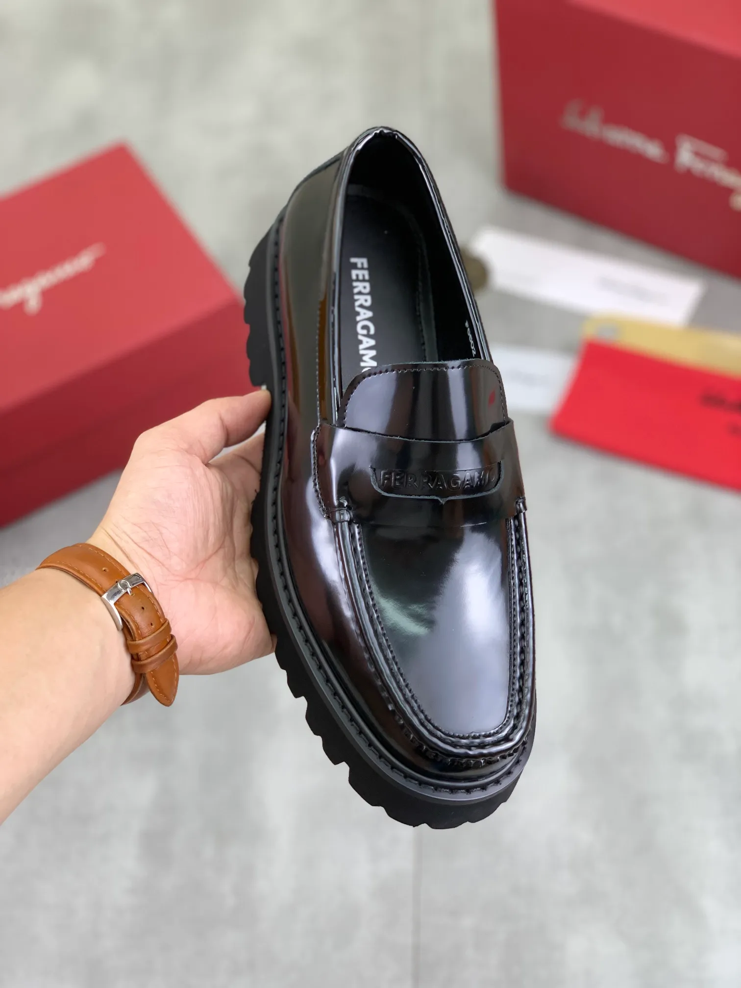 Men's Men's Shoes 💰P460💰[New Style] Water-dyed Niuli 🆘[Salvatore Ferragamo] Ferragamo's latest casual business leather shoes for men! Available at counters simultaneously! The fabric is made of specially imported original calfskin, the lining is made of imported water-dyed cowhide, and the original lightweight foam outsole is absolutely luxurious and leads the fashion trend. Matching code: 38-45; 3️⃣ colors available
